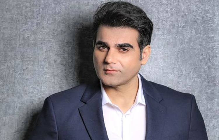 ১৯৯৬ সালে ‘দরার’ ছবির মাধ্যমে বলিউডে পা রাখেন আরবাজ। প্রথম ছবিতেই নেতিবাচক চরিত্রে অভিনয় করে সেরা খলনায়ক হিসেবে ফিল্মফেয়ার পুরস্কার অর্জন করেছিলেন তিনি।