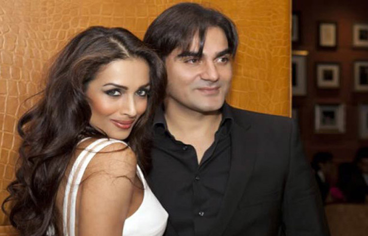 মালাইকা আরোরা ও আরবাজ খানের সম্পর্ক একসময় বলিউডের ‘পারফেক্ট কাপল’ হিসেবে পরিচিত ছিল। দীর্ঘ ১৮ বছরের দাম্পত্য জীবনের পর ২০১৭ সালে তাদের বিচ্ছেদ হয়।