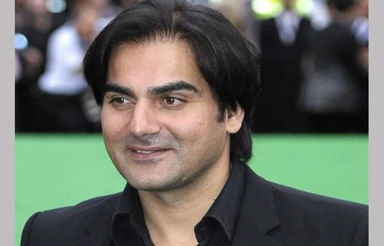 সম্প্রতি ওয়েব সিরিজ, টক শো ও ভিন্নধর্মী প্রজেক্টেও দেখা যাচ্ছে তাকে। ‘দ্য ইনভিন্সিবল উইথ আরবাজ খান’ নামে একটি সাক্ষাৎকারভিত্তিক শোয়ে তিনি বলিউডের বিভিন্ন তারকার জীবনের অজানা অধ্যায় তুলে ধরেছেন। পর্দার পেছনের মানুষদের গল্প বলা-এটিই যেন এখন তার প্রধান আগ্রহ।