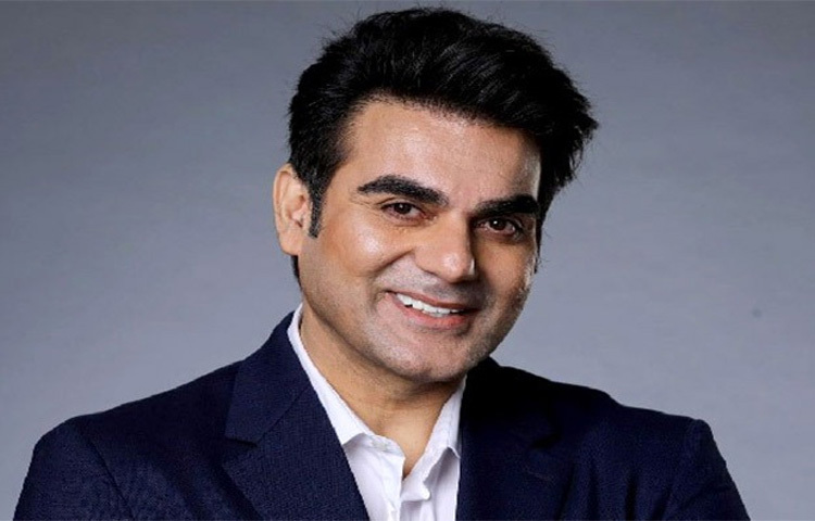 বলিউডে অনেকেই আছে যারা জনপ্রিয়তার শিখরে উঠতে গিয়ে নিজেদের হারিয়ে ফেলেন। আরবাজ খান তাদের মধ্যে পড়েন না। তিনি হয়তো সালমান বা শাহরুখ নন, কিন্তু তার নিজের জায়গাটা তৈরি করেছেন স্থির ও সচেতনভাবে।