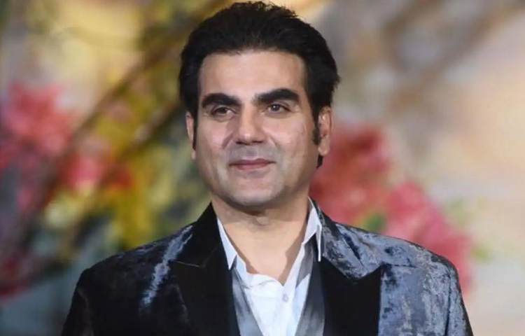 ২০১২ সালে ‘দাবাং ২’ ছবির মাধ্যমে তিনি পরিচালক হিসেবেও আত্মপ্রকাশ করেন। তার পরিচালনায় ছবিটিও হয় সুপারহিট। আরবাজ বুঝিয়ে দেন, শুধু অভিনয় নয়, তিনি পর্দার পেছনেও সমান দক্ষ।