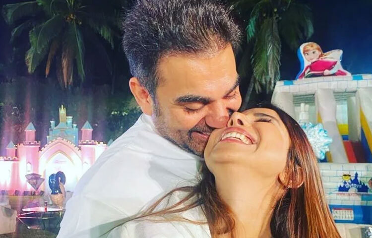 আরবাজ খান ও শুরা খান: ৫ অক্টোবর ২০২৫, এই দিনটি ছিল আরবাজ খানের জীবনের এক নতুন অধ্যায়। স্ত্রী শুরা খানের সঙ্গে তিনি প্রথমবারের মতো পেয়েছেন কন্যাসন্তানের মুখ দেখতে পাওয়ার সৌভাগ্য। আরবাজের এটি দ্বিতীয় সন্তান হলেও শুরার জন্য একদম প্রথম মাতৃত্ব। ইনস্টাগ্রামে পোস্ট করে আরবাজ লিখেছেন, ‘আমাদের জীবনে ছোট্ট এক অলৌকিক অতিথি এসেছে।’