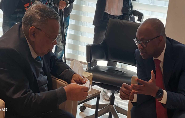 বাংলাদেশের অর্থনীতিতে সংস্কার খুবই গুরুত্বপূর্ণ বলে জানিয়েছেন বিশ্বব্যাংকের কান্ট্রি ডিরেক্টর আব্দুলাই শেখ। সচিবালয়ে অর্থ মন্ত্রণালয়ে নতুন অর্থমন্ত্রী আবুল হাসান মাহমুদ আলীর সঙ্গে বৈঠকের পর সাংবাদিকদের সঙ্গে আলাপকালে তিনি এ মন্তব্য করেন। ছবি: সাইদ শিপন