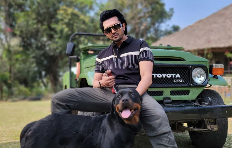 ট্র্যাডিশনাল কুর্তায় যেমন তিনি মার্জিত, তেমনি ব্ল্যাক টিশার্ট আর ডেনিমে হয়ে ওঠেন একেবারে আধুনিক আইকন।