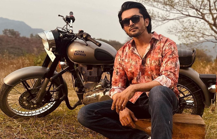 তার প্রতি দুর্বলতা প্রকাশ করে থাকেন বিশেষ করে তরুণীরা, যারা তার ফিটনেস আর স্টাইল স্টেটমেন্টে মুগ্ধ হয়ে থাকেন।