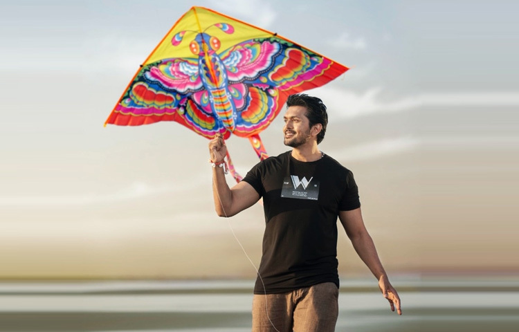 পর্দায় তার চোখ ধাঁধানো উপস্থিতি আর পরিশ্রমে গড়া শরীর কেবল সিনেমার গল্পকেই বাস্তব করে তোলে না, তরুণ প্রজন্মের অনুপ্রেরণার প্রতীকও হয়ে উঠেছে।