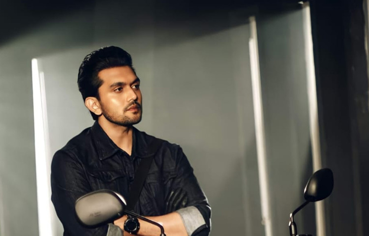 তার ফ্যাশনের ধরনে খুব বেশি বাহার নেই, কিন্তু তাতেই যেন আছে একধরনের ভারসাম্যপূর্ণ আকর্ষণ।