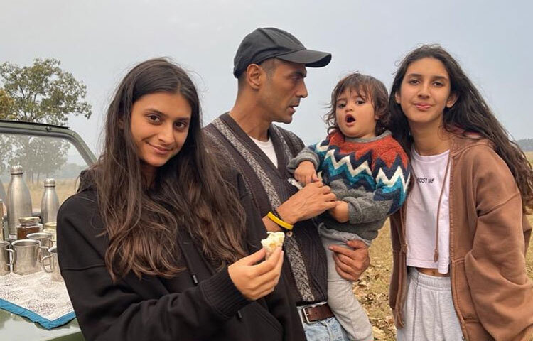 অর্জুন রামপালের ব্যক্তিগত জীবনও ছিল আলো-ছায়ায় ভরা। বহু বছর ধরে স্থায়ী সম্পর্ক, বিচ্ছেদ, আবার নতুন করে পথচলা সবকিছুই জীবনের মতোই বাস্তব। কিন্তু ভেঙে পড়ার বদলে তিনি বারবার নিজেকে নতুন করে গড়েছেন। সন্তানদের সঙ্গে তার সম্পর্ক, জীবনের প্রতি ইতিবাচক দৃষ্টিভঙ্গি তাকে আরও মানবিক করে তোলে।