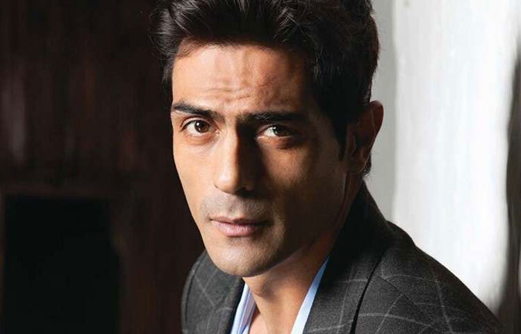 অর্জুন রামপাল জন্মেছিলেন জবলপুরে, কিন্তু বেড়ে ওঠেন বিভিন্ন শহরে। স্কুল জীবন থেকেই তার ব্যক্তিত্বের ছাপ চোখে পড়ার মতো। বাবা ছিলেন আর্মি অফিসার, শৃঙ্খলা আর দৃঢ়তা তাই ছোটবেলা থেকেই জীবনযাপনের অংশ ছিল। আর মা ছিলেন শিক্ষক। পরিবারের এই পরিবেশ তাকে আত্মবিশ্বাসী করেছিল, তবে এক জায়গায় স্থায়ীভাবে থাকা হয়নি বলেই জীবনের প্রতি দৃষ্টিভঙ্গি হয় আরও বিস্তৃত।