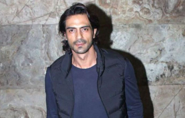 মডেলিং জগতে পা রাখা মাত্রই অর্জুন রামপাল হয়ে ওঠেন আলোচনার কেন্দ্রবিন্দু। তার বিশেষ আকর্ষণীয় চেহারা, উঁচু দেহকাঠামো আর আত্মবিশ্বাসী ভঙ্গি তাকে দ্রুতই ভারতের প্রথম সারির মডেলদের কাতারে নিয়ে আসে। প্রচুর ম্যাগাজিন কভার, বিজ্ঞাপন আর ফ্যাশন শো সব জায়গাতেই তিনি হয়ে ওঠেন স্টাইল আইকন।