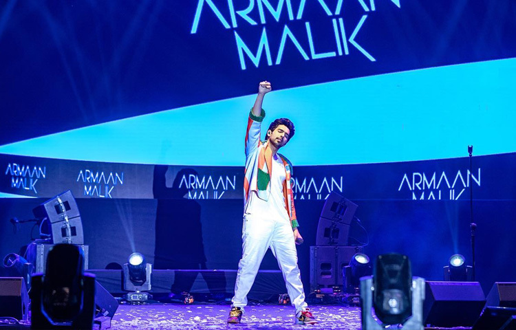 আরমান মালিক তার ভক্তদের সঙ্গে যোগাযোগ রাখতে পছন্দ করেন। ইনস্টাগ্রাম, টুইটার এবং ইউটিউব প্ল্যাটফর্মে তিনি বেশ জনপ্রিয়। সোশ্যাল মিডিয়ায় তার প্রতিটি নতুন গান, ভিডিও আপডেট কিংবা মিউজিক রিলিজ নিয়ে ব্যাপক উচ্ছ্বাস থাকে ভক্তদের মধ্যে।