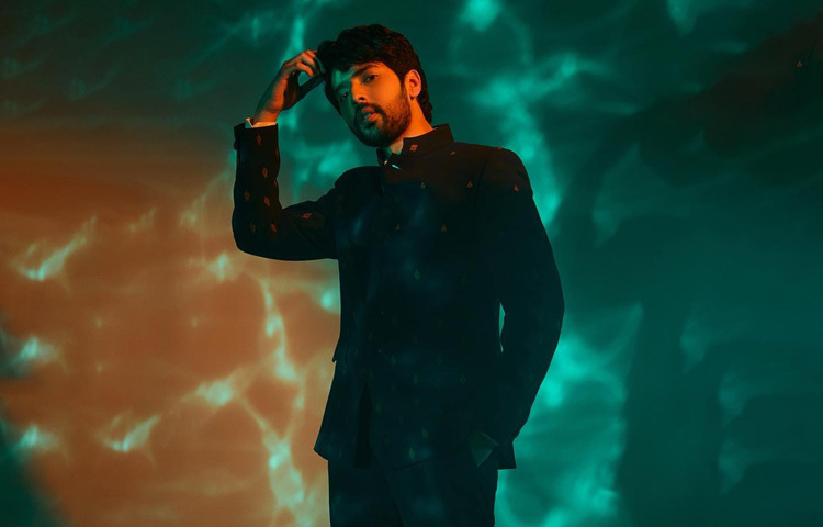 তার কণ্ঠের মাধুর্য ও অনুভব এতটাই মনকাড়া যে, প্রেমের গান মানেই যেন ‘আরমান মালিক’ এর কণ্ঠ। তার গানগুলোতে থাকে একধরনের কোমলতা, স্পর্শকাতরতা ও হৃদয়স্পর্শী আবহ।