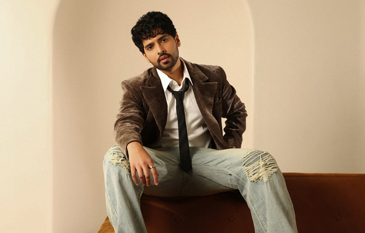 ১৯৯৫ সালের এই দিনে ভারতের মুম্বাইয়ে তার জন্ম। সুর তার রক্তে, বাবা ডাবু মালিক এবং চাচা আনু মালিক বলিউডের নামী সংগীত পরিচালক। তাই বলা যায়, সংগীতই ছিল আরমানের শৈশবের খেলাঘর।