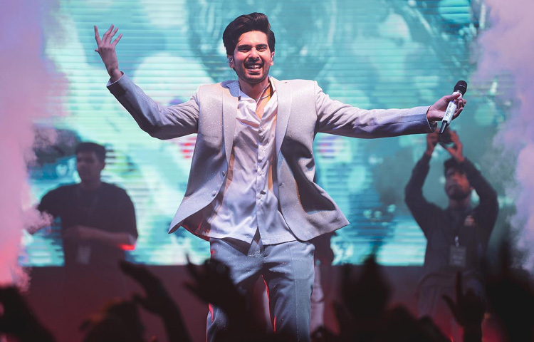 মাত্র ৪ বছর বয়সে সংগীত চর্চা শুরু করেন তিনি। এরপর সাত বছর বয়সে ভর্তি হন ‘বিরজু মহারাজ’ ঘরানার ক্লাসিক্যাল সঙ্গীতের স্কুলে।