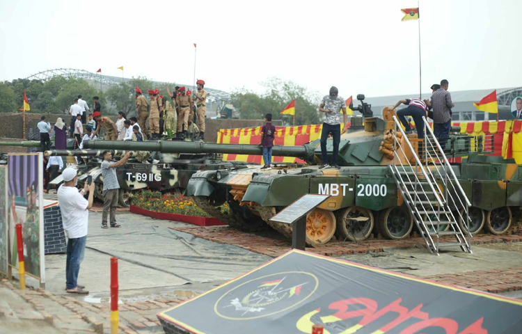 শিশু-কিশোর, শিক্ষার্থীসহ অনেকেই আসছেন এ প্রদর্শনী দেখতে। ছবি: মাহবুব আলম