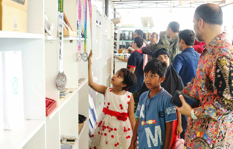 প্রদর্শনীর সময় তেজগাঁও পুরাতন বিমানবন্দরে অবস্থিত প্যারেড স্কয়ার এলাকায় কোনো প্রকার আগ্নেয়াস্ত্র অথবা বিস্ফোরক–জাতীয় দ্রব্য বহন না করার জন্য দর্শকদের অনুরোধ করা হয়েছে। ছবি: মাহবুব আলম