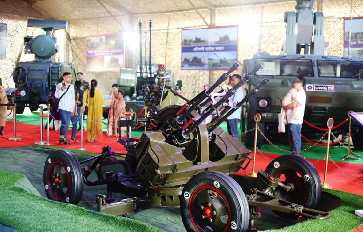 প্রদর্শনীতে বিভিন্ন ট্যাংক, গোলা বারুদ, ড্রোনসহ সেনাবাহিনীর বিভিন্ন রণকৌশল দেখানো হচ্ছে। ছবি: মাহবুব আলম