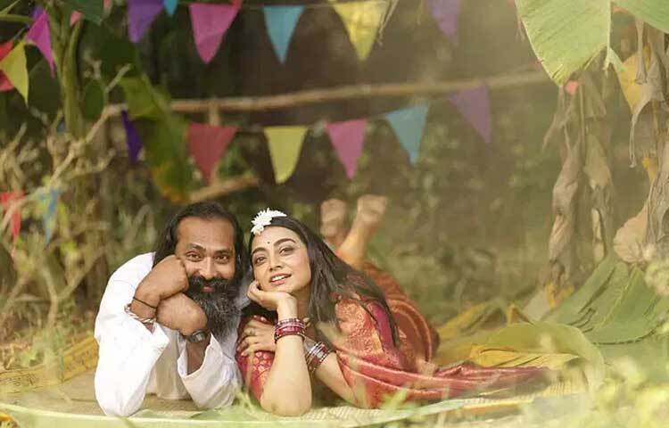 কবে, কখন, কোথায় বিয়ের আনুষ্ঠানিকতা সেরেছেন তা উল্লেখ না করে ১৪ জানুয়ারি সকালে ফেসবুকে স্বামীর সঙ্গে ছবি শেয়ার করে বিয়ের খবর জানান অভিনয়শিল্পী নাজিয়া হক অর্ষা। তার স্বামী নির্মাতা-অভিনেতা মোস্তাফিজুর নূর ইমরান।