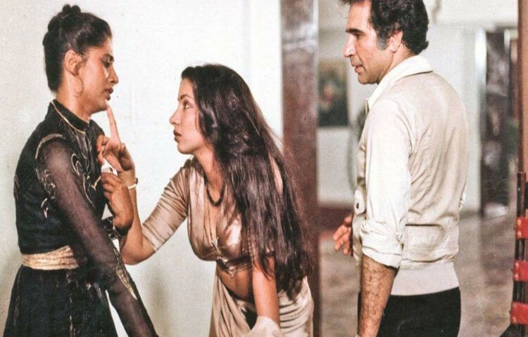 মাত্র কুড়ির কোঠায় এসে তিনি বিজ্ঞাপন নির্মাণ দিয়ে নিজের কর্মজীবন শুরু করেন। এরপর চলচ্চিত্রে প্রবেশ। তবে প্রথম দিকের কাজগুলোতে বড় কোনো সাফল্য পাননি। কিন্তু নিজের অভিজ্ঞতাকে কাজে লাগিয়ে তিনি বানালেন ‘আর্থ’ (১৯৮২)-যা বলিউডে তাকে নতুন করে পরিচিতি দেয়। ছবিটি ছিল তার ব্যক্তিগত জীবনের প্রতিচ্ছবি, যেখানে ব্যর্থ সম্পর্ক, বিশ্বাসঘাতকতা ও মানসিক যন্ত্রণা উঠে আসে কাহিনীতে। এই সিনেমা দর্শককে নাড়া দিয়েছিল, আর মহেশ ভাটকে দিয়েছে আলাদা জায়গা।