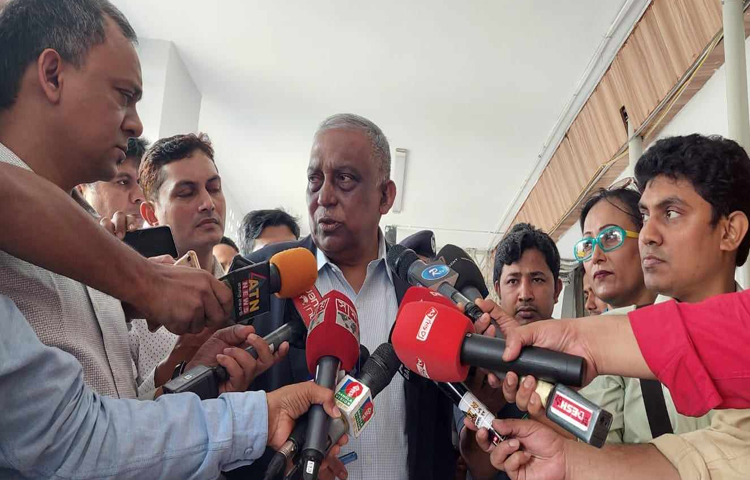 সচিবালয়ে মন্ত্রিপরিষদ বিভাগের সভাকক্ষে সরকারি ক্রয় সংক্রান্ত বৈঠকের পর সাংবাদিকদের সঙ্গে কথা বলেন স্বরাষ্ট্রমন্ত্রী আসাদুজ্জামান খান। ছবি: সাইদ শিপন