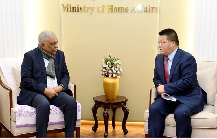 আজ মন্ত্রণালয়ের কার্যালয়ে স্বরাষ্ট্রমন্ত্রী আসাদুজ্জামান খানের সঙ্গে সাক্ষাৎ করেছেন বাংলাদেশে নিযুক্ত চীনের রাষ্ট্রদূত ইয়াও ওয়েন। ছবি: পিআইডি