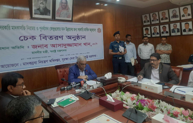 প্রধানমন্ত্রী শেখ হাসিনার অনুমোদনের পর বিএনপি নেত্রী খালেদা জিয়ার মুক্তির মেয়াদ বাড়ানোর প্রজ্ঞাপন জারি করা হবে বলে জানিয়েছেন স্বরাষ্ট্রমন্ত্রী আসাদুজ্জামান খান কামাল। ছবি: মাসুদ রানা