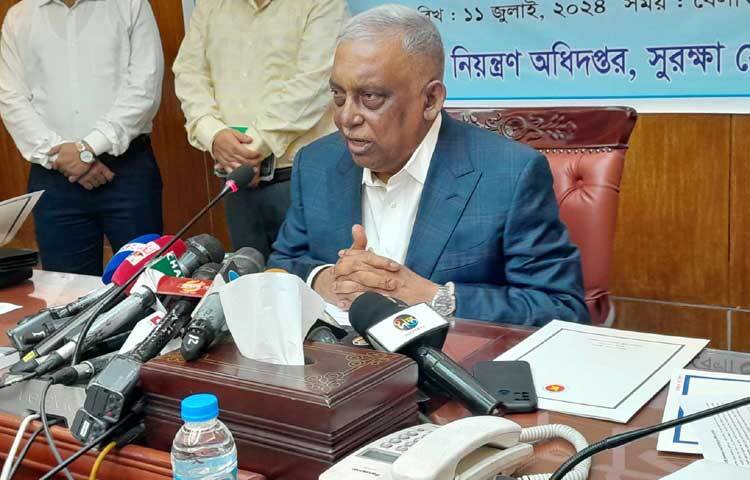 কোটা বাতিলের দাবিতে আন্দোলন অব্যাহত রাখার ঘোষণা দিয়ে শিক্ষার্থীরা তাদের সীমা লঙ্ঘন (লিমিট ক্রস) করছে বলে মনে করছেন স্বরাষ্ট্রমন্ত্রী আসাদুজ্জামান খান। ছবি: মাসুদ রানা