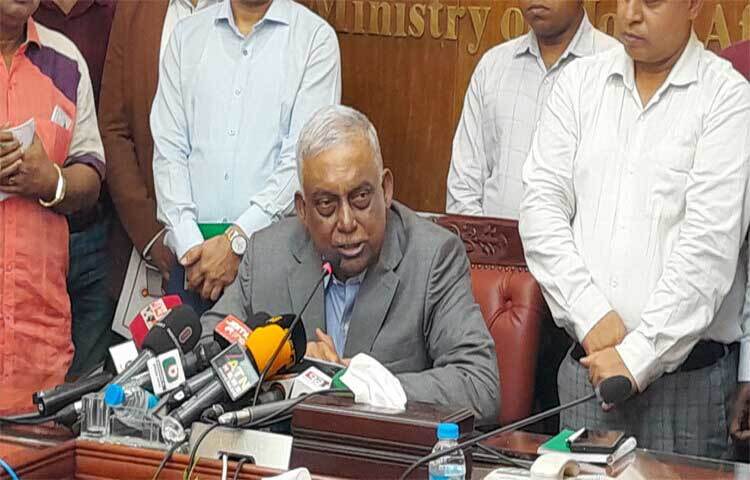 কোটা সংস্কার আন্দোলন ঘিরে নাশকতাকারীদের সর্বশক্তি দিয়ে চিহ্নিত করে আইনের মুখোমুখি করা হবে বলে জানিয়েছেন স্বরাষ্ট্রমন্ত্রী আসাদুজ্জামান খান কামাল। ছবি: মাসুদ রানা