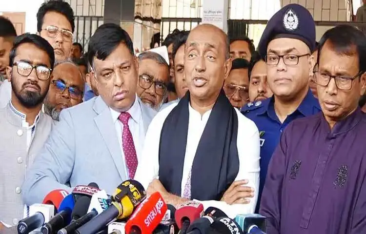 নরসিংদীর ধর্ষণ মামলায় যারা জড়িত তাদের যদি কেউ আশ্রয় দেয় তাদের শেকড় ধরে উপড়ে ফেলা হবে বলে হুঁশিয়ারি দিয়েছেন আইন বিচার ও সংসদ বিষয়ক মন্ত্রী আসাদুজ্জামান।