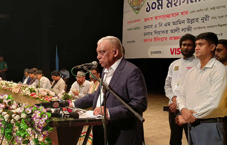 শিল্পকলা একাডেমিতে নিরাপদ সড়ক চাই (নিসচা) এর ১০ম মহাসমাবেশে প্রধান অতিথির বক্তব্যে স্বরাষ্ট্রমন্ত্রী আসাদুজ্জামান খান বলেন, সড়ক দুর্ঘটনা রোধে সমন্বিত পদক্ষেপ প্রয়োজন। ছবি: নাহিদ সাব্বির