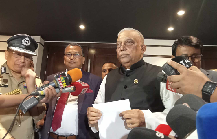 বাংলাদেশি পাসপোর্ট নিয়ে সৌদি আরবে যাওয়া ৬৯ হাজার রোহিঙ্গা নাগরিকের পাসপোর্ট নবায়ন করা হবে বলে জানিয়েছেন স্বরাষ্ট্রমন্ত্রী আসাদুজ্জামান খান কামাল। ছবি: তৌহিদুজ্জামান তন্ময়