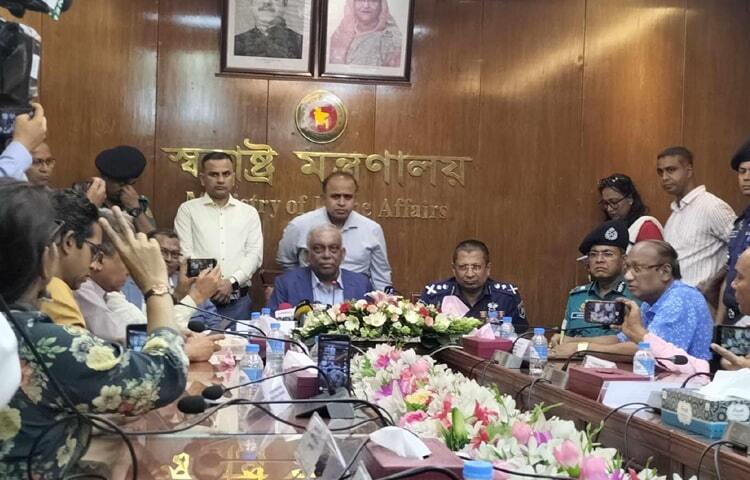 ঝিনাইদহ-৪ আসনের সংসদ সদস্য আনোয়ারুল আজীম আনারকে যারা হত্যা করেছে তাদের প্রায় চিহ্নিত করে ফেলেছেন বলে জানিয়েছেন স্বরাষ্ট্রমন্ত্রী আসাদুজ্জামান খান কামাল। ছবি: ইসমাইল হোসেন রাসেল