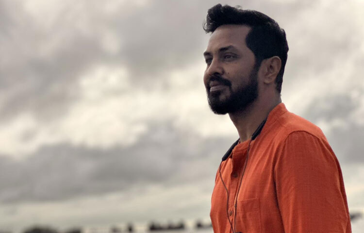 আজ তার জন্মদিনে দর্শকের একটাই চাওয়া, আশফাক নিপুন যেন নতুন গল্পের ভুবনে আরও ডুব দেন। কারণ তার হাতে তৈরি প্রতিটি কাজ প্রমাণ করে, গল্প বলার ভাষা বদলাতে পারে একজন নির্মাতা। আর নিপুন সেই বদলের অন্যতম রূপকার।