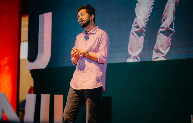 আশফাক নিপুনের শৈশব কেটেছে চট্টগ্রামে। স্কুলজীবনেই গল্পের প্রতি ছিল গভীর টান। সিনেমা হলে বসে ছবি দেখা কিংবা টেলিভিশনের নাটক দেখে মুগ্ধ হওয়া-সবকিছুর মধ্যেই তৈরি হয়েছিল এক অদৃশ্য আকর্ষণ। তবে জীবনের শুরুটা সহজ ছিল না। প্রকৌশল পড়াশোনা শেষ করে তিনি যখন মিডিয়ায় পা রাখেন, তখন সেটি ছিল একেবারেই নতুন চ্যালেঞ্জ।