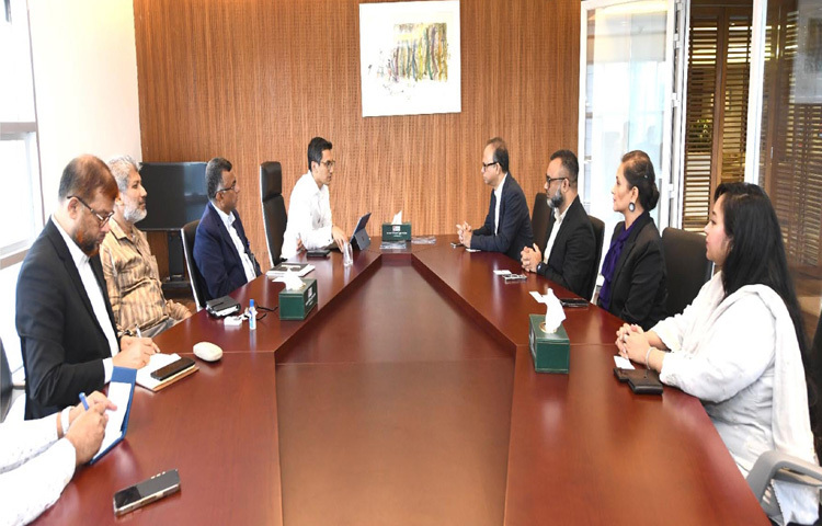 বিডা ও বেজার নির্বাহী চেয়ারম্যান চৌধুরী আশিক মাহমুদ বিন হারুনের সঙ্গে বিজিএমইএয়ের উচ্চপর্যায়ের একটি প্রতিনিধিদল ঢাকায় বিডার কার্যালয়ে তৈরি পোশাক শিল্পে টেকসই উন্নয়ন বিষয়ে বৈঠক করেন। ছবি: পিআইডি