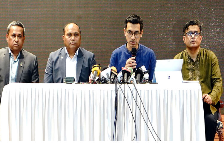 ঢাকায় ফরেন সার্ভিস একাডেমিতে লালদিয়া কনটেইনার টার্মিনাল বিষয়ে সাংবাদিকদের ব্রিফ করেন পাবলিক-প্রাইভেট পার্টনারশিপ অথরিটি (পিপিপিএ)-এর প্রধান নির্বাহী কর্মকর্তা চৌধুরী আশিক মাহমুদ বিন হারুন। প্রধান উপদেষ্টার প্রেস সচিব মোহাম্মদ শফিকুল আলম এসময় উপস্থিত ছিলেন। ছবি: পিআইডি