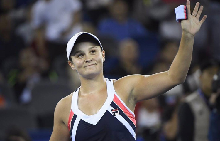 তিনি কখনো জাঁকজমককে ভালোবাসতেন না। শান্ত, আত্মবিশ্বাসী ও গভীর মনোযোগী এই মেয়েটি চুপচাপ খেলে গেছেন, আর একসময় বিশ্ব টেনিসের নম্বর ১ খেলোয়াড় হয়ে উঠেছেন।