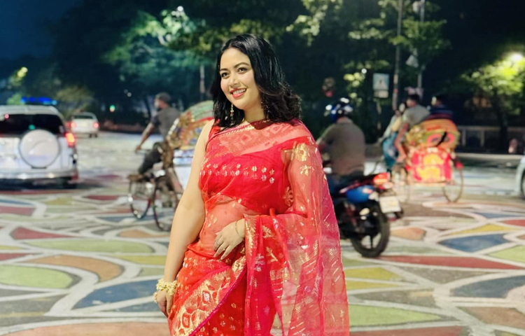 বাংলা নতুন বছর উদযাপনের বেশ কিছু ছবি সামাজিক যোগাযোগ মাধ্যমে শেয়ার করেছেন এই অভিনেত্রী। ছবি: ফেসবুক থেকে