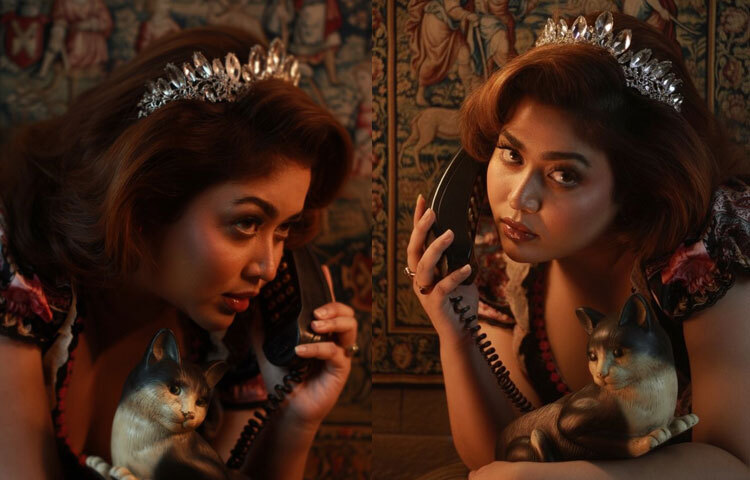 রেট্রো যুগের কথা উঠলেই মনে পড়ে সেই বড় কর্ডওয়ালা টেলিফোন কিংবা ল্যান্ডলাইনের পাশে দাঁড়িয়ে অপেক্ষার মুহূর্তগুলো। সেই সময়েরই এক আদুরে স্মৃতি, বিড়াল আকৃতির একটি ফোন সেট ভাবনার শৈশবের সঙ্গী ছিল। ছোটবেলার সেই স্মৃতিই এবার জায়গা করে নিয়েছে তার হ্যালোউইন লুকে। ভাবনা নিজেই একে নাম দিয়েছেন ‘ক্যাট ফোন’।