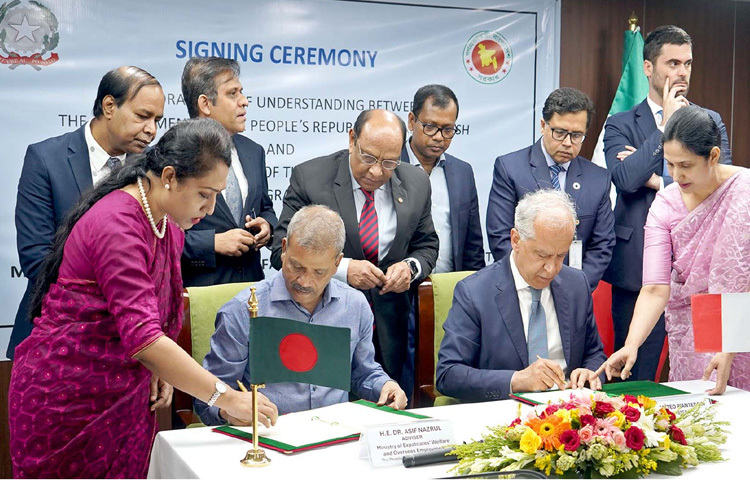 ঢাকায় ইস্কাটনে প্রবাসী কল্যাণ ভবনের সভাকক্ষে অভিবাসন বিষয়ক সমঝোতা স্মারকে সই করেন প্রবাসী কল্যাণ ও বৈদেশিক কর্মসংস্থান উপদেষ্টা ড. আসিফ নজরুল ও ইতালির স্বরাষ্ট্রমন্ত্রী মাত্তেও পিয়ান্তেদোসি। ছবি: পিআইডি