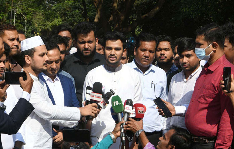 স্থানীয় সরকার, পল্লী উন্নয়ন ও সমবায় উপদেষ্টা আসিফ মাহমুদ সজীব ভূঁইয়া ঢাকায় রায়েরবাজার শহিদ বুদ্ধিজীবী স্মৃতিসৌধ সংলগ্ন কবরস্থানে জুলাই গণ-অভ্যুত্থান ২০২৪-এর শহিদদের গণকবর জিয়ারত শেষে সাংবাদিকদের ব্রিফ করেন। ছবি: পিআইডি