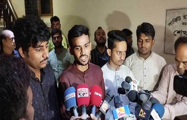 ভারতে বসে শেখ হাসিনা উস্কানিমূলক বক্তব্য দিচ্ছেন বলে মন্তব্য করেছেন বৈষম্যবিরোধী ছাত্র আন্দোলনের অন্যতম সমন্বয়ক এবং অন্তর্বর্তী সরকারের যুব ও ক্রীড়া উপদেষ্টা আসিফ মাহমুদ সজীব ভূঁইয়া। ছবি: মোবাশ্বির শ্রাবণ