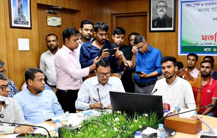 আজ মন্ত্রণালয়ের সভাকক্ষে রানা প্লাজা ও তাজরীন ফ্যাশনস লিমিটেডের দুর্ঘটনায় ক্ষতিগ্রস্তদের সাথে মতবিনিময় সভায় বক্তৃতা করেন শ্রম ও কর্মসংস্থান উপদেষ্টা আসিফ মাহমুদ সজীব ভূঁইয়া। ছবি: পিআইডি