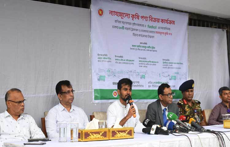 আজ ঢাকায় কাওরান বাজারের টিসিবি চত্বরে ন্যায্যমূল্যে কৃষিপণ্য বিক্রয় কার্যক্রম উদ্বোধন শেষে সাংবাদিকদের ব্রিফ করেন শ্রম ও কর্মসংস্থান উপদেষ্টা আসিফ মাহমুদ সজীব ভূঁইয়া। ছবি: পিআইডি