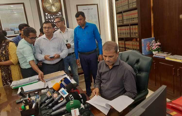 সাবেক প্রধানমন্ত্রী শেখ হাসিনার পদত্যাগপত্র তার কাছে নেই বলে রাষ্ট্রপতি মো. সাহাবুদ্দিন যে বক্তব্য দিয়েছেন তা মিথ্যাচার বলে মন্তব্য করেছেন আইন, বিচার ও সংসদ বিষয়ক উপদেষ্টা আসিফ নজরুল। ছবি: মাসুদ রানা