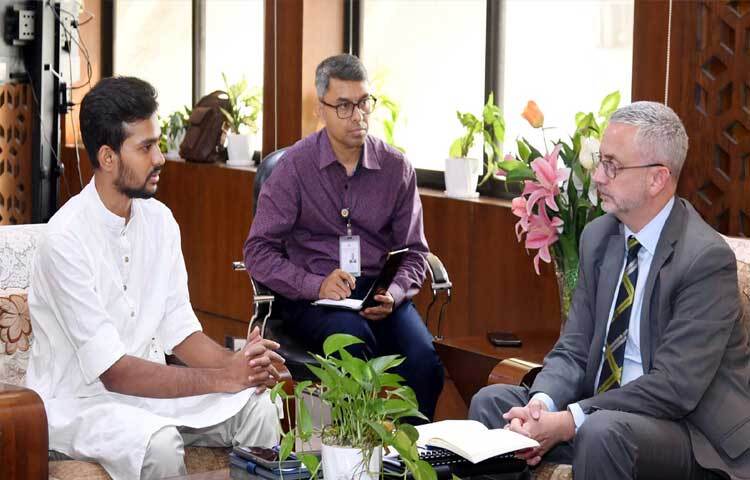 শ্রম ও কর্মসংস্থান উপদেষ্টা আসিফ মাহমুদ সজীব ভূঁইয়ার সাথে সাক্ষাৎ করেন বাংলাদেশে ইউরোপীয় ইউনিয়নের রাষ্ট্রদূত মাইকেল মিলার। ছবি: পিআইডি