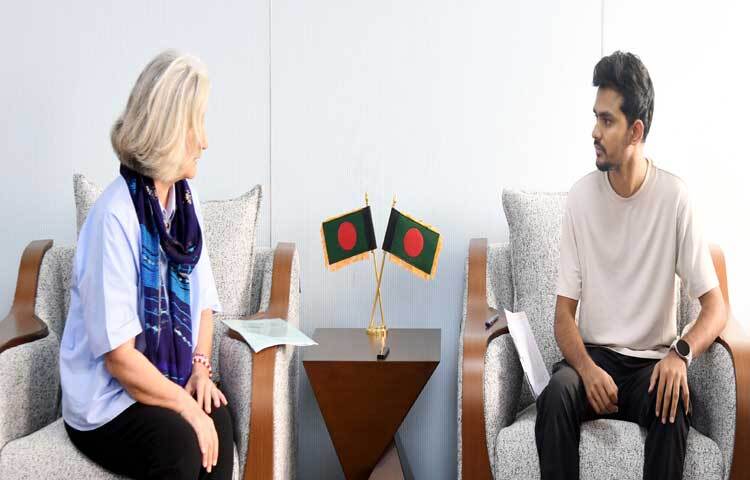 স্থানীয় সরকার, পল্লী উন্নয়ন ও সমবায় উপদেষ্টা আসিফ মাহমুদ সজীব ভূঁইয়ার সঙ্গে ঢাকায় নগর ভবনে তার অফিসকক্ষে সাক্ষাৎ করেন বাংলাদেশে ফ্রান্সের রাষ্ট্রদূত মারি মাসদুপুয়। ছবি: পিআইডি