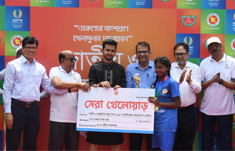 ঢাকায় ‘জাতীয় ও আন্তর্জাতিক ক্রীড়া দিবস-২০২৫’ উদযাপন উপলক্ষে জাতীয় স্টেডিয়ামে সুবিধাবঞ্চিত অনূর্ধ্ব ১৭ শিশুদের ফুটবল টুর্নামেন্টের বিজয়ীদের মাঝে পুরস্কার বিতরণ করেন যুব ও ক্রীড়া উপদেষ্টা আসিফ মাহমুদ সজীব ভূঁইয়া। ছবি: পিআইডি