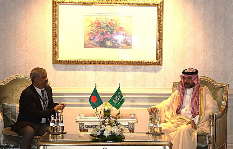 সৌদি আরবের রিয়াদে ‘সপ্তম বিশ্ব পেশাগত স্বাস্থ্য ও নিরাপত্তা’ সম্মেলনের সাইড লাইনে প্রবাসী কল্যাণ ও বৈদেশিক কর্মসংস্থান উপদেষ্টা ড. আসিফ নজরুলের সঙ্গে বৈঠক করেন সৌদি মানবসম্পদ ও সামাজিক উন্নয়ন মন্ত্রণালয়ের ভাইস মিনিস্টার ড. আবদুল্লাহ বিন নাসের আবুথনাইন। ছবি: পিআইডি