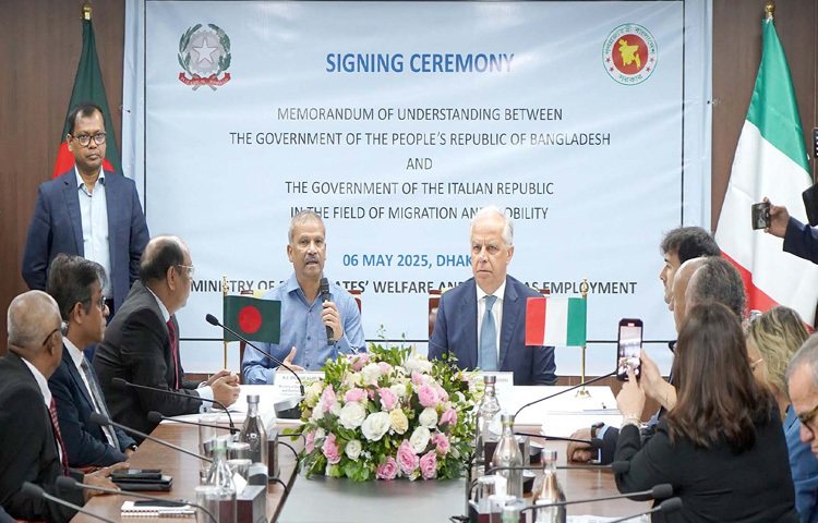ঢাকায় ইস্কাটনে প্রবাসী কল্যাণ ভবনের সভাকক্ষে বাংলাদেশ ও ইতালির মধ্যে অভিবাসন বিষয়ক সমঝোতা স্মারক সই অনুষ্ঠানে বক্তৃতা করেন প্রবাসী কল্যাণ ও বৈদেশিক কর্মসংস্থান উপদেষ্টা ড. আসিফ নজরুল। ছবি: পিআইডি